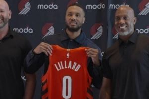 🧐克罗宁：看利拉德身穿别队球衣时 我总感觉不太对劲